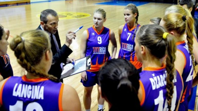 "TTT juniores" kopā ar treneri Aināru Čuksti
Foto: Romualds Vambuts, Sportacentrs.com