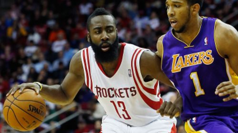 Džeimsam Hārdenam "Lakers" aizsargi lielas problēmas nesagādāja
Foto: AFP/Scanpix