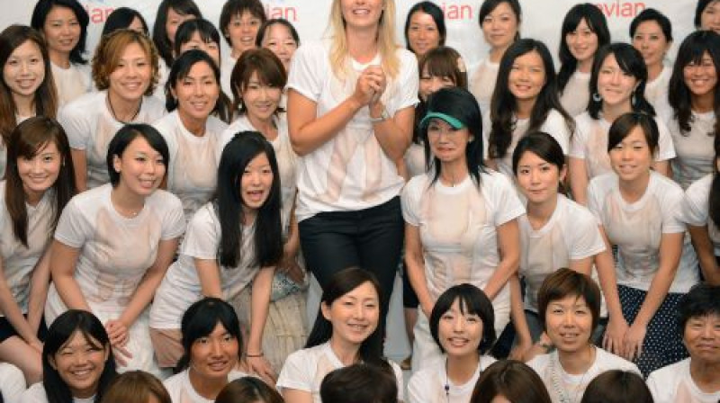 Marija Šarapova ar faniem Tokijā
Foto: AFP/Scanpix