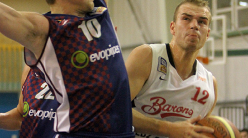 "Barons kvartāla" uzbrukuma līderis Māris Gulbis cīņā ar jelgavnieku Lauri Mizi
Foto: Renārs Buivids