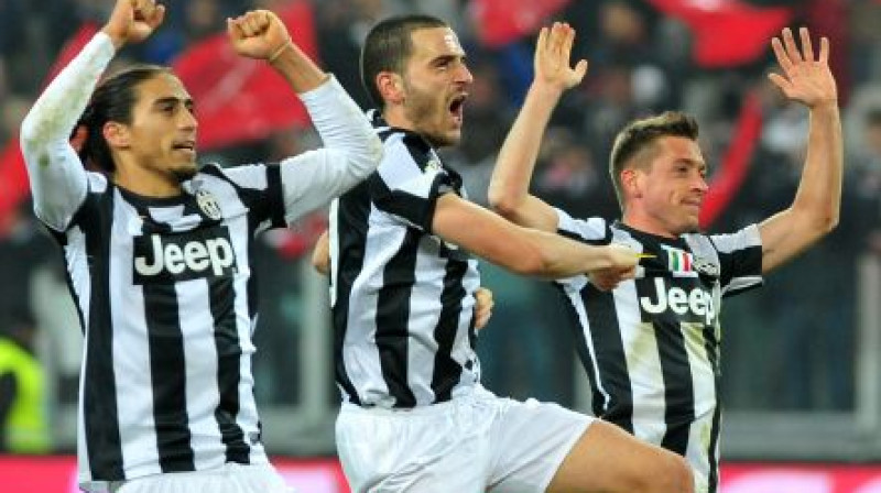 Martins Kaseres, Leonardo Bonuči un Emanuele Džakerini, svinot uzvaru.
Foto: SCANPIX SWEDEN