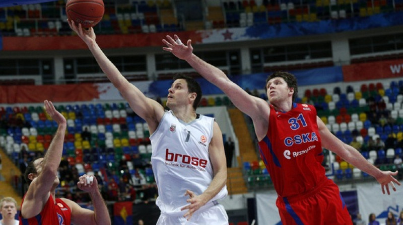 Bostjans Nahbars un Viktors Hrjapa Eirolīgas spēlē Maskavā
Foto: AP/Scanpix