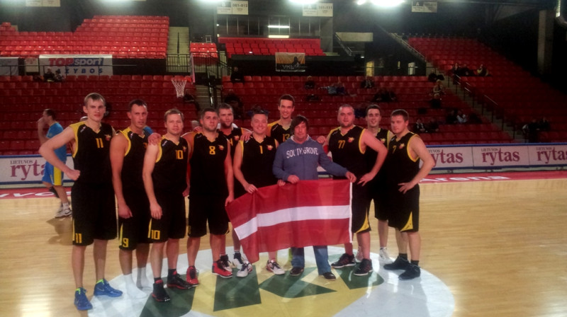 Latvijas (LBAL izlase) komanda Viļņā. No kreisās pirmais – Aigars Indrikovs, Kārlis Valenieks, Jānis Tomaševskis, Raimonds Elbakjans, Andis Cīrulis, Jānis Tiltiņš, Reinis Veiders, Ritvars...