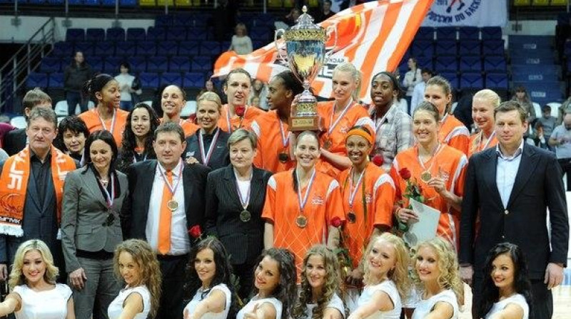 Anete Jēkabsone-Žogota un UGMK ar Krievijas kausu
Foto: UGMK