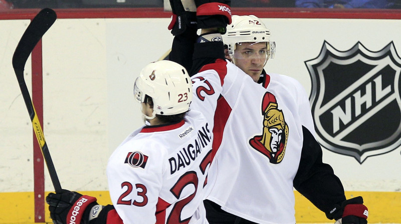 Kaspars Daugaviņš un Džims O'Braiens - tikai viens no abiem sezonas sākumā tiks laukumā, uzskata "Senators" blogeris Treviss Josts 
Foto: AFP/Scanpix