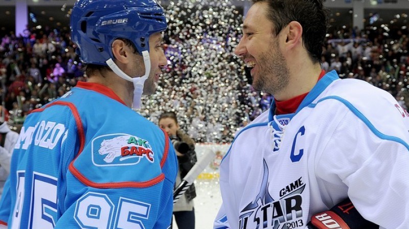 Zvaigžņu mača kapteiņi Morozovs un Kovaļčuks
Foto: khl.ru