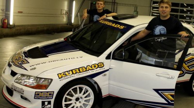 Rolands Jaunzems un Jānis Naglis juniors pie savas jaunās automašīnas
Foto: Jānis Avotiņš