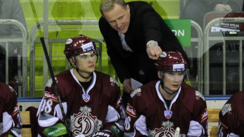 Rīgas "Dinamo" galvenais treneris Artis Ābols sarunā ar Māri Bičevski un Elviju Biezo
Foto: Romāns Kokšarovs, Sporta Avīze/f64