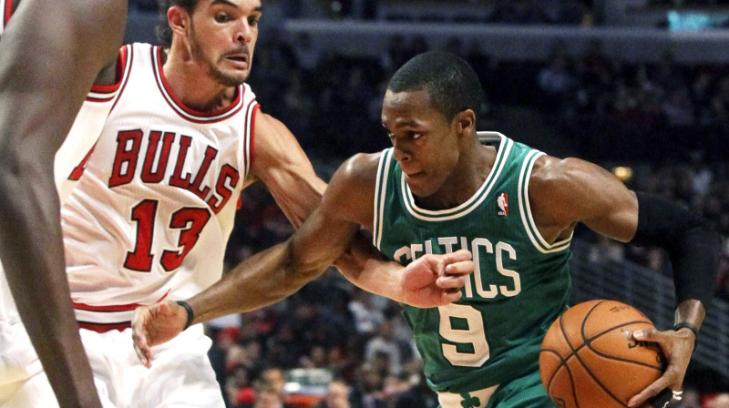 Reižons Rondo mēģina apspēlēt Joakimu Noā
Foto: AP/Scanpix