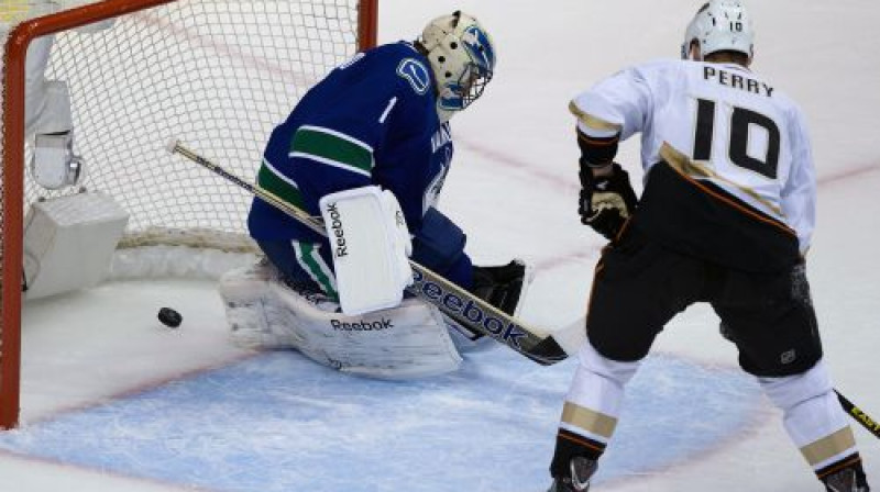 Koriju Šneideru "Canucks" vārtos pēc piecām ielaistajām ripām nomainīja Roberto Luongo, kurš nespēja apturēt vieglu Tēmu Selanē metienu
Foto: AP/Scanpix
