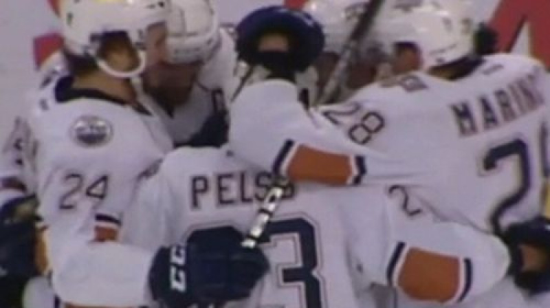 Kristiāns Pelšs ar komandas biedriem svin otro vārtu guvumu
Foto : okcbarons.com/