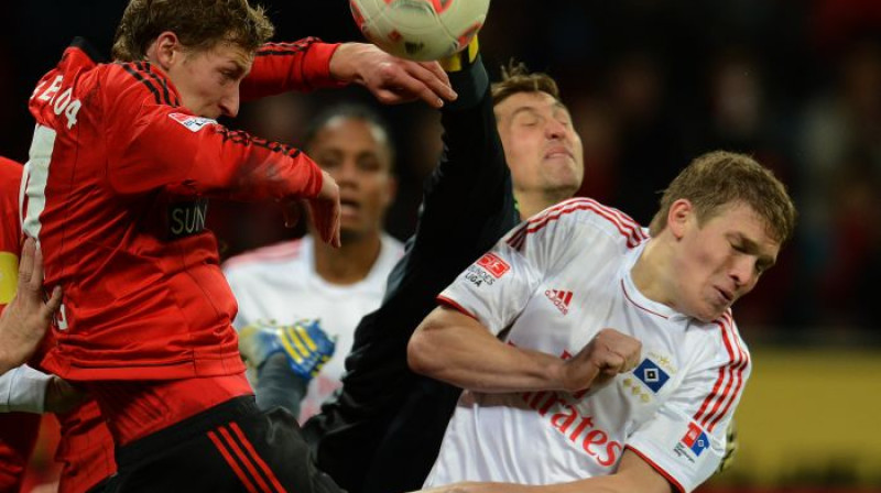 Artjoms Rudņevs cīņā pret Leverkūzenes "Bayer 04"
Foto: AFP/Scanpix