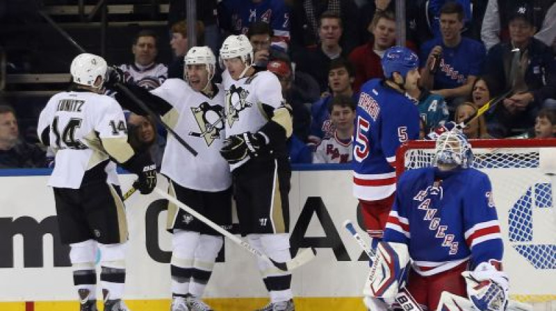 Pitsburgas "Penguins" ar Jevgeņiju Malkinu priekšgalā atzīmē kārtējos vārtus
Foto: AFP/Scanpix