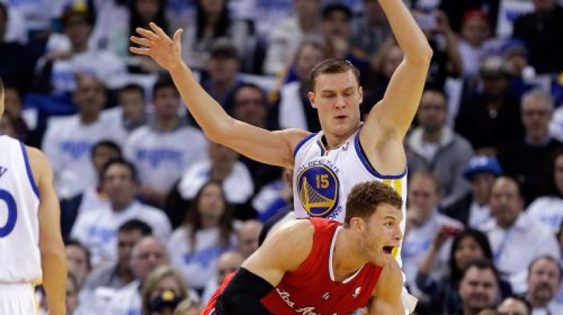 Andris Biedriņš aizsardzībā pret Bleiku Grifinu
Foto:AFP/Scanpix