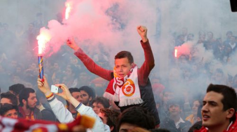 "Galatasaray" līdzjutēji sagaida Vesliju Sneideru lidostā
Foto: AFP/Scanpix