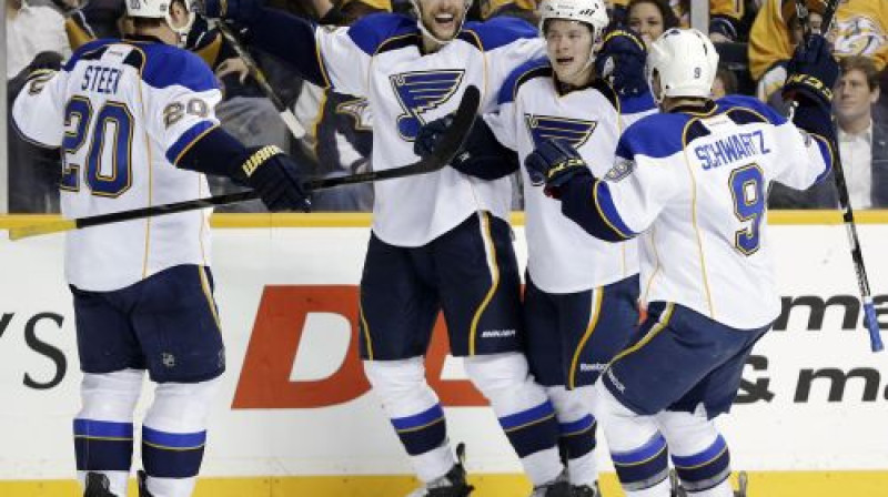 Sentluisas "Blues" hokejisti atzīmē trešos vārtus
Foto: AP/Scanpix