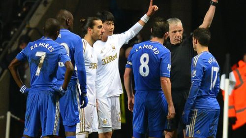 Edens Azārs saņem noraidījumu
Foto: AFP/Scanpix