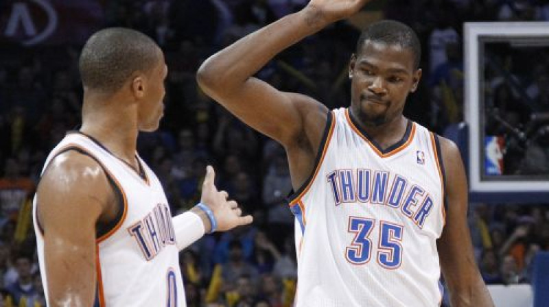 Sadarbība veiksmīga - Rasela Vestbruka un Kevina Durenta kopā gūtie 58 punkti atnesuši uzvaru arī šodien.
Foto:AP/Scanpix