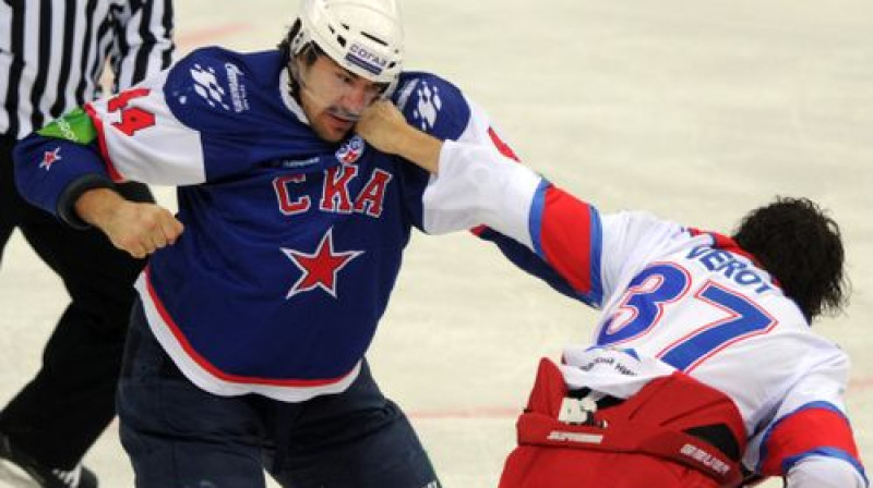 Jevgēņijs Artjuhins (pa kreisi), skaidrojot attiecības ar Dārsiju Vero
Foto: ITAR-TASS/Scanpix