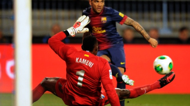 Dani Alvešs pret Karlosu Kameni
Foto: AFP/Scanpix