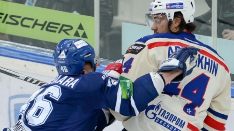 Janne Jalasvāra grūž Jevgēņiju Artjuhinu bortā
Foto: ska.ru