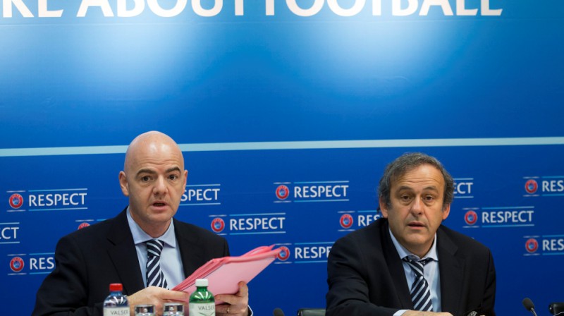 UEFA ģenerālsekretārs Džanni Infantino un UEFA prezidents Mišels Platinī šodienas sēdē
Foto: AP / Scanpix