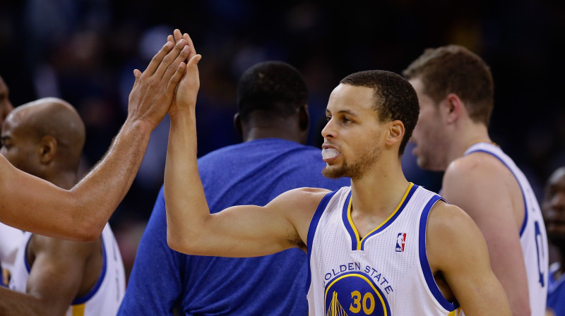 Stefans Karijs iepriekšējā spēlē iekrāja "triple-double"
Foto: AFP/Scanpix