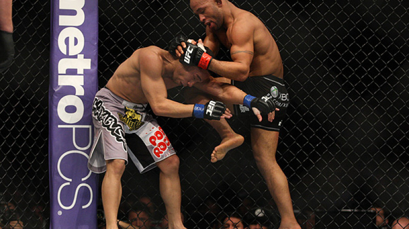 Demetrius Džonsons (no labās) cīņā Džonu Dodsonu
Foto: sherdog.com