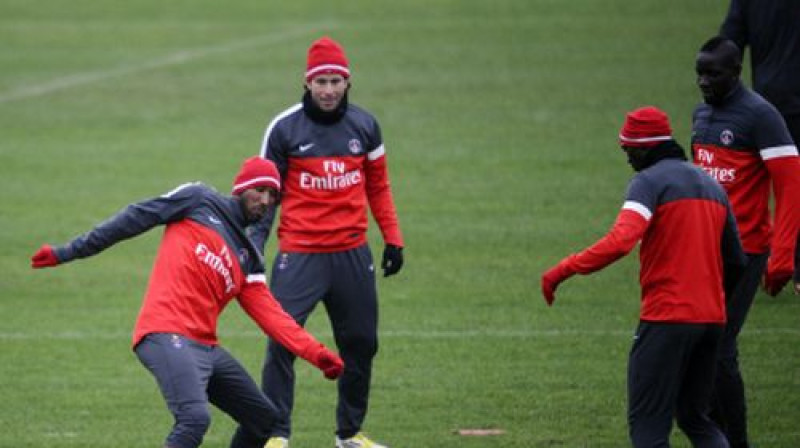 Nikolā Anelkā (ar bumbu) janvārī sportisko formu uzturēja PSG nometnē
Foto: AFP/Scanpix