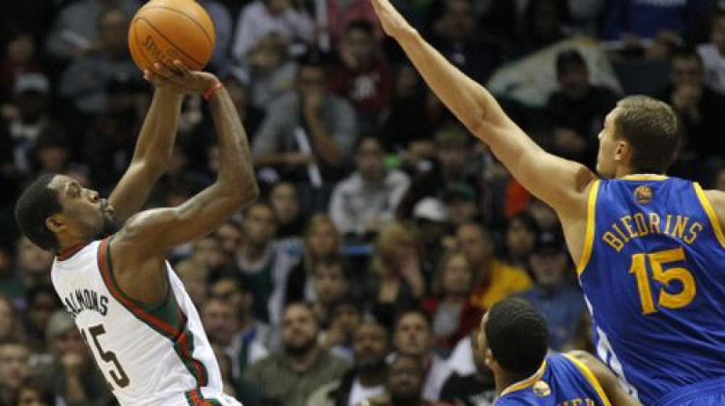 Andris Biedriņš (pa labi) cenšas bloķēt "Bucks" spēlētāja metienu
Foto:AP/Scanpix