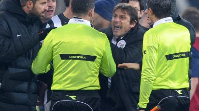 Antonio Konte (vidū) pēc spēles skaidrojās ar tiesnesi
Foto: digitale/scanpix