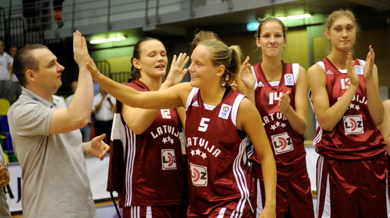 Latvijas valstsvienībā turpinās paaudžu maiņa, komandā vairāk ienākot 1990. gadā un vēlāk dzimušajām spēlētājām
Foto: Romāns Kokšarovs, "Sporta Avīze", f64
