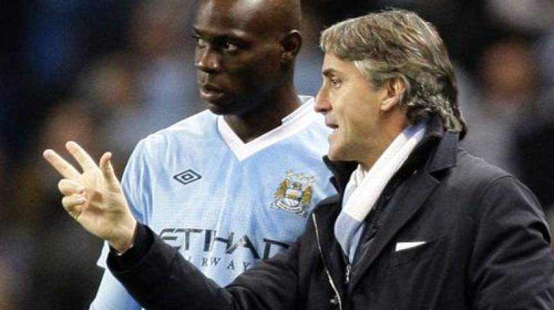 Mario Balotelli nesavaldība regulāri radījusi galvassāpes galvenajam trenerim Roberto Mančīni 
Foto: AP/Scanpix