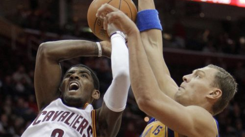 Andris Biedriņš (pa labi) bloķē Kairija Ērvinga metienu
Foto:AP/Scanpix