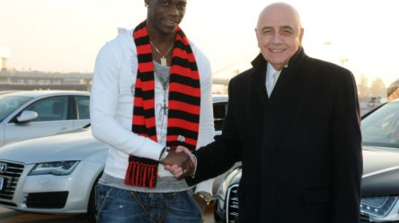 Mario Balotelli un Adriano Galjāni
Foto: AFP/Scanpix