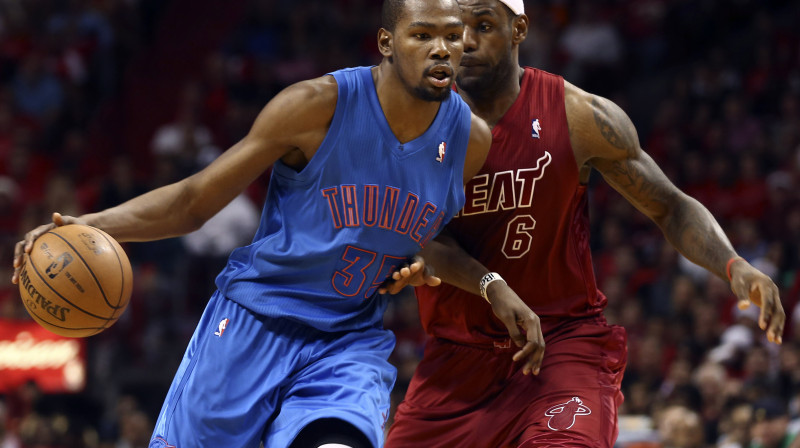 Kevins Durents un Lebrons Džeimss aizvadīs otro savstarpējo dueli šīs sezonas regulārajā turnīrā
Foto: AP/Scanpix