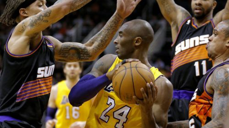 Kobe Braients "Suns" spēlētāju ielenkumā
Foto:AP/Scanpix