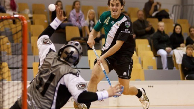 Uzbrukumā Atis Blinds
Foto: Mārtiņš Šults, www.floorball.lv