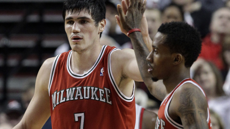 "Bucks" līderi Ersans Iljasova un Brendons Dženingss
Foto: AP/Scanpix
