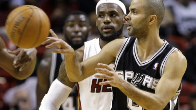 Lebrons Džeimss un Tonijs Pārkers - abi šoreiz iekļuvuši Šakila O'Nīla kuriozu apskatā. Foto:AP/Scanpix.