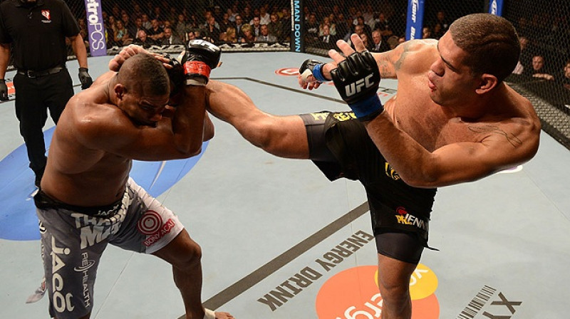 Antonio Silva (no labās) cīņā ar Alisteru Overīmu
Foto: ufc.com