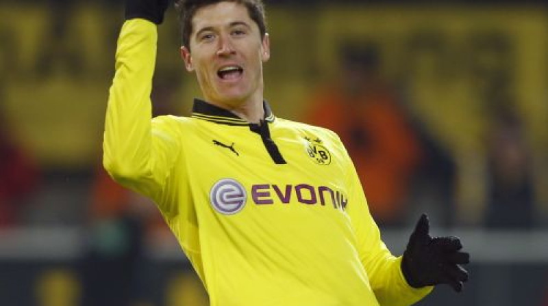 Roberts Levandovskis guva uzvaras vārtus, izdarīja rezultatīvu piespēli un nopelnīja divas "pendeles"
Foto: AP/Scanpix