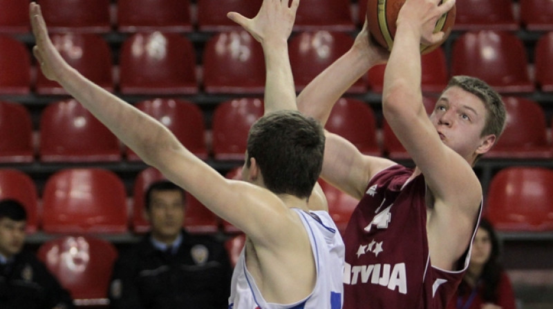 Zigmārs Raimo un U16 izlase: pret serbu pārspēku klājās grūti.
Foto: tbf.org