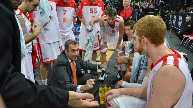 Ronens Ginzburgs un "ČEZ Nymburk" basketbolisti Eiropas kausa "Top16" turnīra pirmajā spēlē Bilbao
Foto: www.basket-nymburk.cz