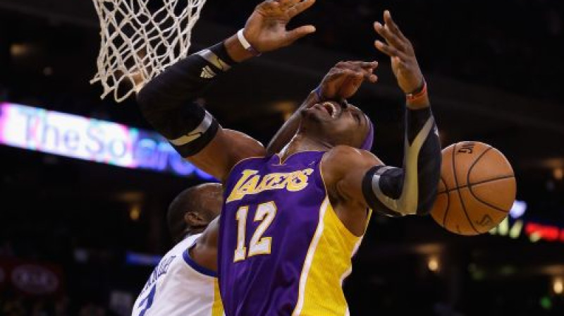 Tā Dvaitu Hovardu aptur "Warriors" uzbrucējs Kārls Lendrijs
Foto: AFP/Scanpix