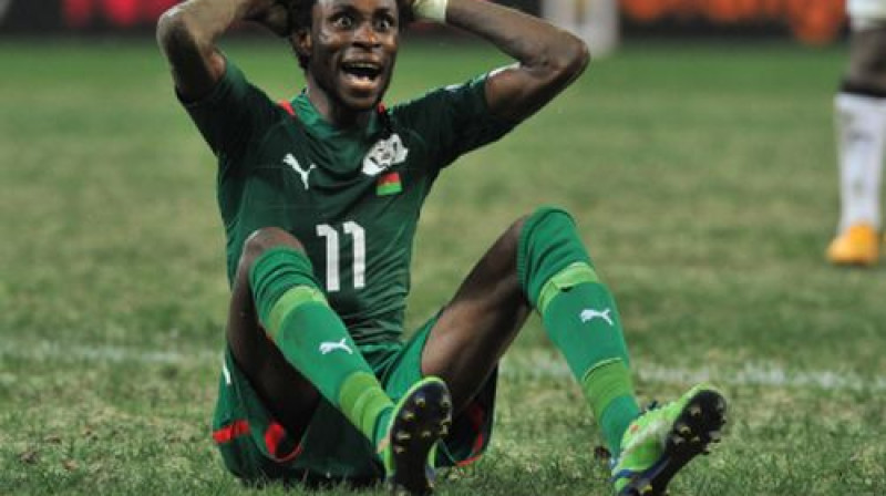 Žonatans Pitroipā pendeles vietā par simulāciju tika pie otrā brīdinājuma un izlaidīs finālu
Foto: AFP/Scanpix