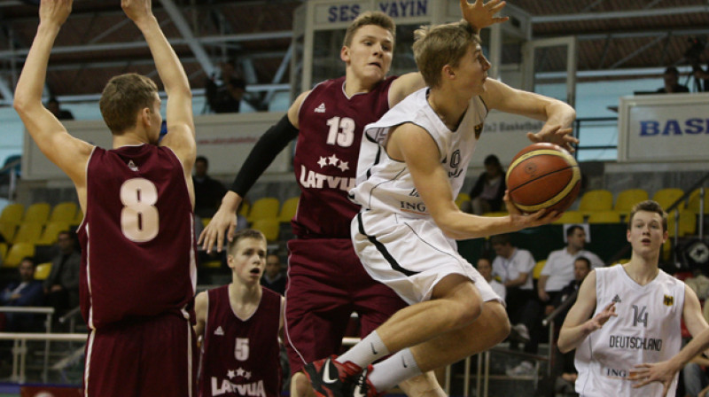 Miks Antoms (13.), Madars Kokins (8.) un Latvijas U16 izlase: zaudējums Vācijas kadetiem.
Foto: tbf.org