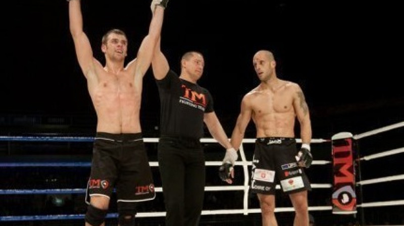 Artūrs Čerņavskis (no kreisās) uzvarā pār Džimiju Immonenu
Foto: tmfight.lv