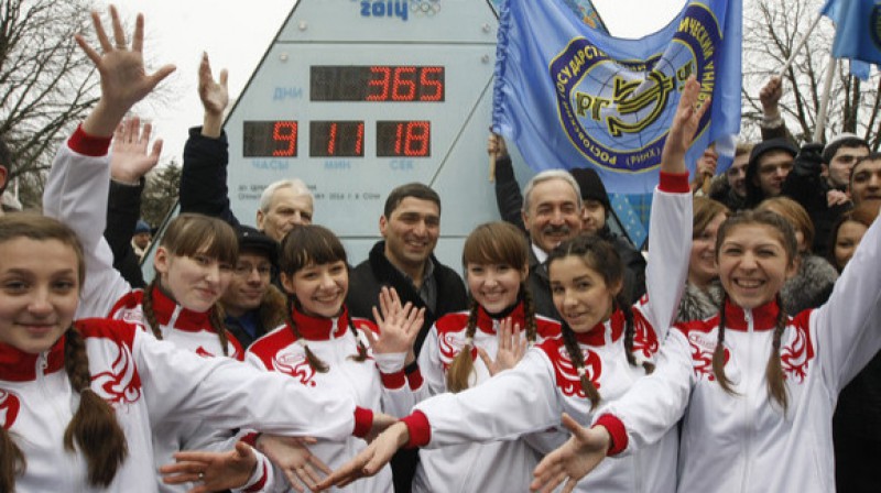 Jaunatne priecājas par foto pie laika mašīnas
Foto: ITAR-TASS / Scanpix