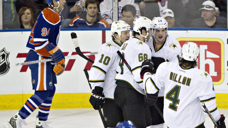 Komandas biedri sveic Jaromiru Jāgru (#68) pēc uzvaras vārtu guvuma 
Foto: AP/Scanpix